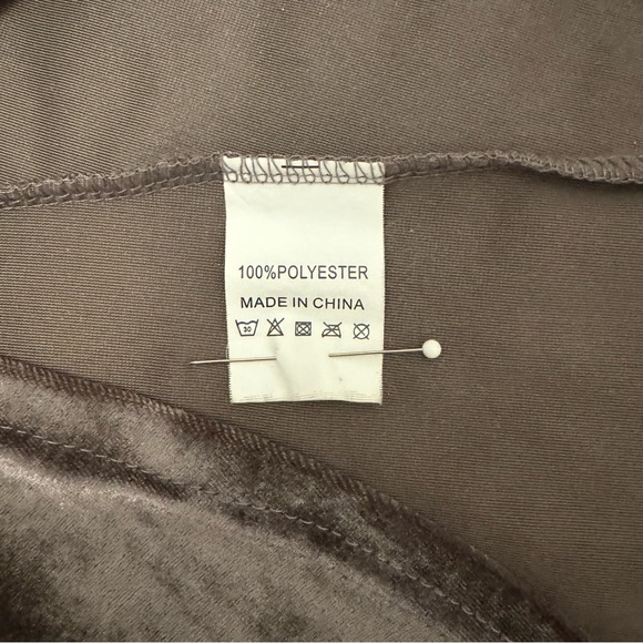 Amaryllis soft & shimmery stretch velvet v-neck loose tee with hi-lo hem. Size M - Picture 7 of 9